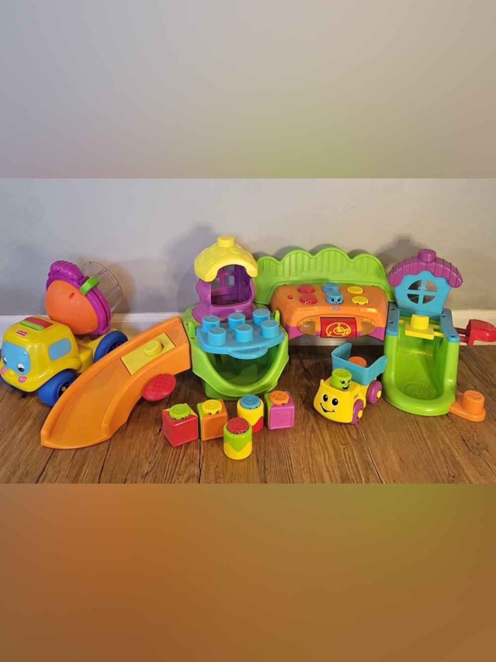 Fisher Price- Stack N Surprise- Songs N Smiles Sillytown